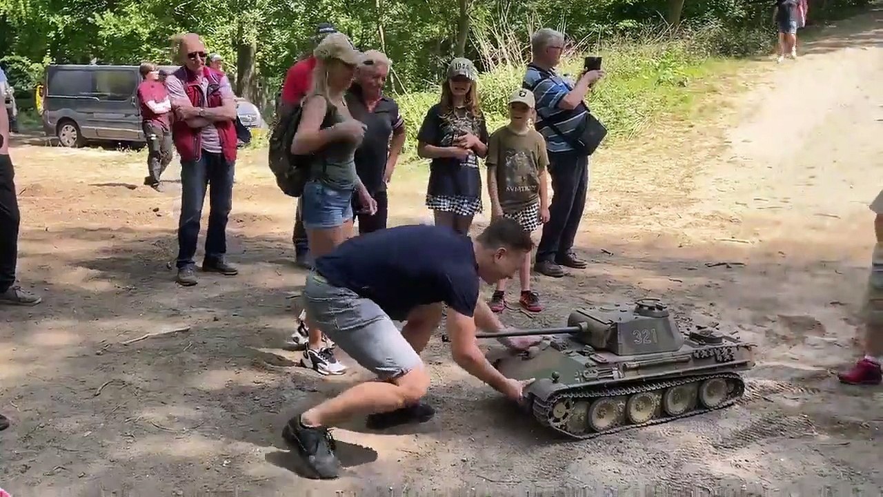 Ce char RC à l'échelle 18 est impressionnant de réalité (Armortek Panther G)