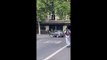 Un conducteur renverse un livreur Deliveroo et repart avec son vélo sous ses roues à Paris