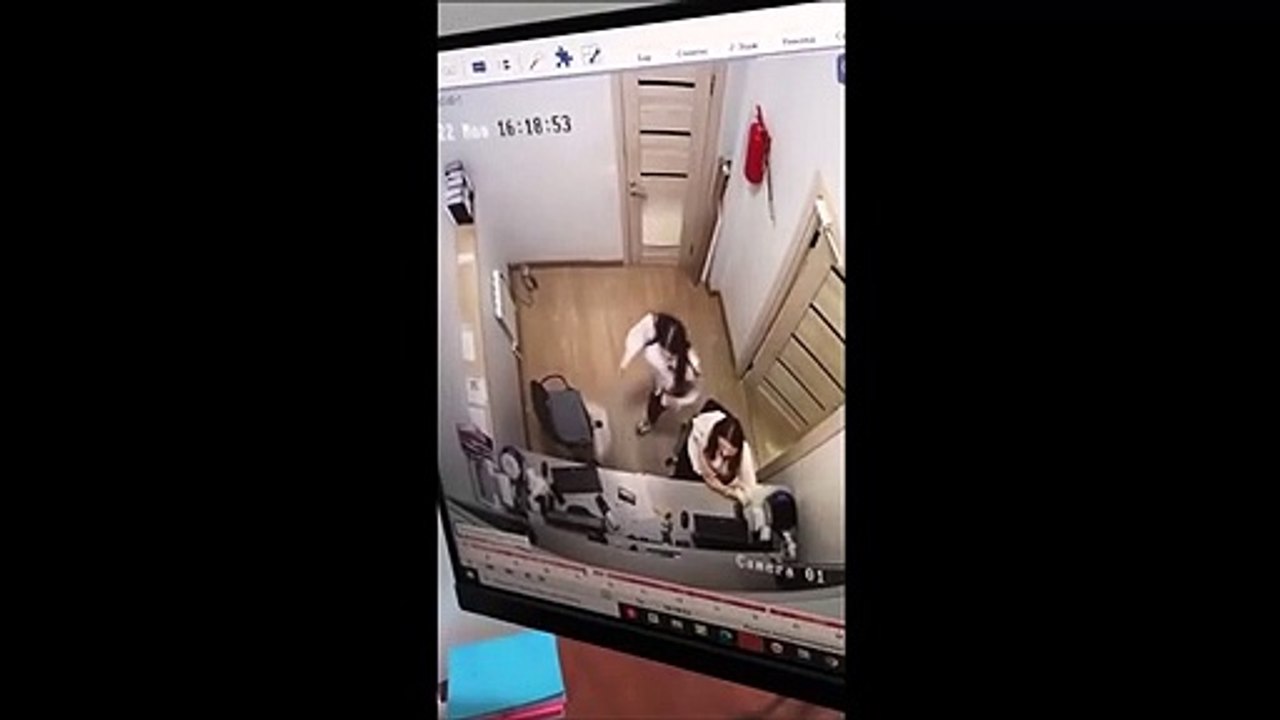 Un extincteur fait une mauvaise blague à ces 2 employées !