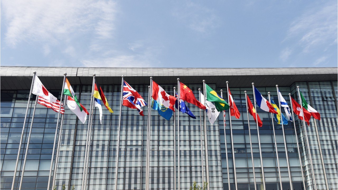 VOICI : Législatives 2022 : une ancienne gagnante de Koh-Lanta se porte candidat dans l'Ain