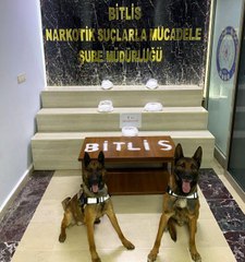 OTOMOBİLDE 'BUFFY' VE 'DARK' İLE ARAMADA UYUŞTURUCU BULUNDU