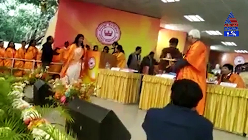 பட்டமளிப்பு விழா மேடையிலேயே சட்ட ஆவண நகலை கிழித்தெறிந்த மாணவி... பல்கலைக் கழக துணைவேந்தர் கண்முன் நடந்த பரபரப்பு வீடியோ..!