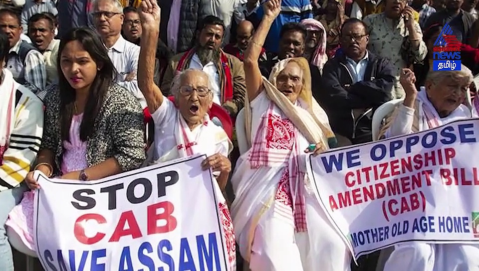 கடையின் சிசிடிவி கேமராக்களை  உடைக்கும் போலீஸ் .. CAA ஏதிரான போராட்டத்தில்...! வெளியான அதிர்ச்சி வீடியோ!