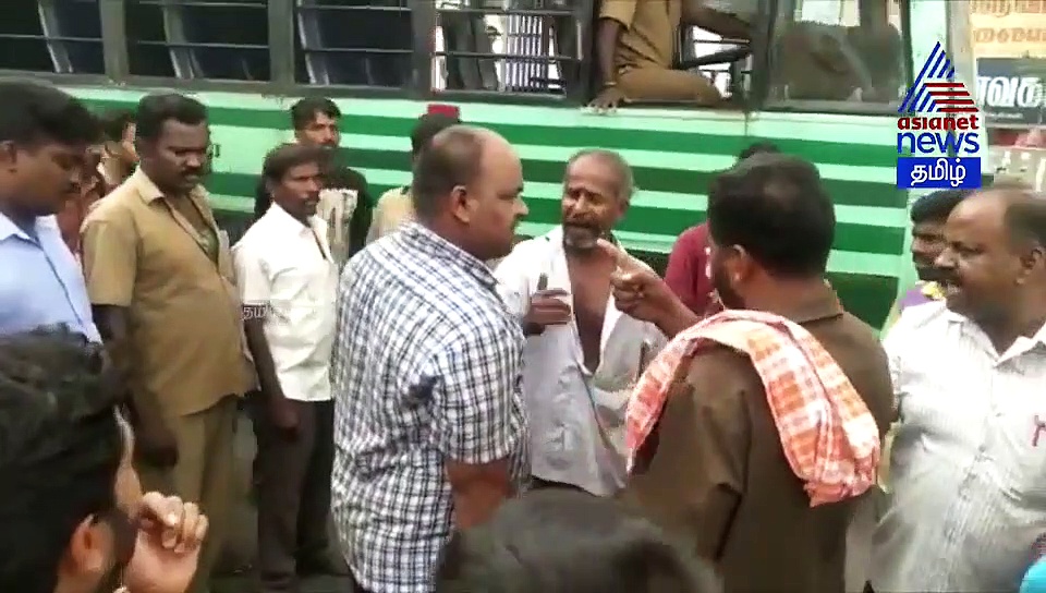 பயணிக்கு தர்மஅடி.. ரவுண்ட் கட்டி வெளுத்து எடுத்த அரசு பேருந்து ஊழியர்கள்..! பரபரப்பு வீடியோ