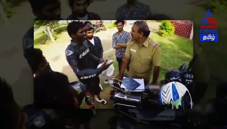 எல்லா டாக்குமெண்ட்டும் இருக்கு சார்.. ஆனா சீட்டுக்கு 'நூறு ரூபாய்' கேட்ட போலீஸ்..! வைரல் வீடியோ
