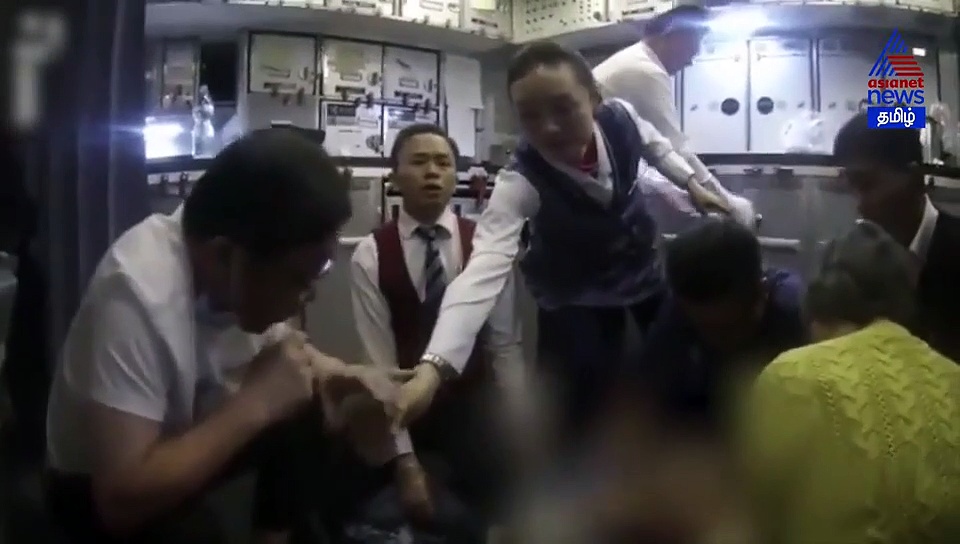 வாயாலேயே 800 மில்லி சிறுநீரை உறிஞ்சி பயணியை காப்பாற்றிய டாக்டர்.. விமானத்தில் நடந்த பரபரப்பு வீடியோ..!
