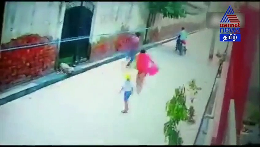 தனியாக சென்ற பெண்ணிடம் நகை பறிப்பு .. வெளியான அதிர்ச்சி சிசிடிவி காட்சி..!