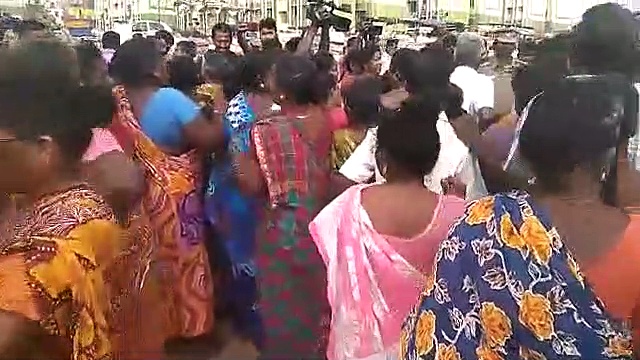 சென்னை மாநகராட்சி  நொச்சிக்குப்பம் மீன் அங்காடியை அகற்ற முயற்சிக்கும் பரபரப்பு - மீனவ மக்கள் வாக்குவாதம்