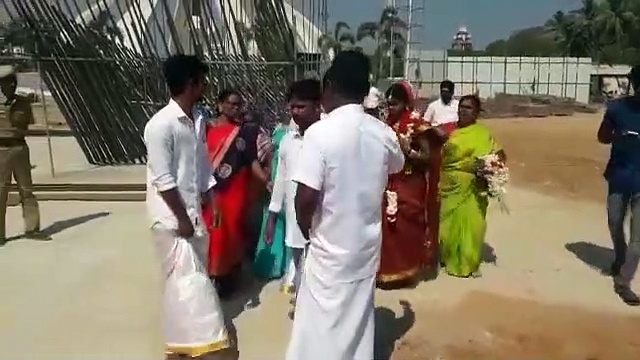 ஜெயலலிதாவுக்கு குறையாத மவுசு..!! சமாதியில் வைத்து கல்யாணம் பண்ணிய ஜோடி வீடியோ..!