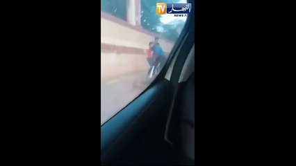 Скачать видео: فيديو في الفيسبوك يطيح بسارقي هاتف نقال من شخص بوهران