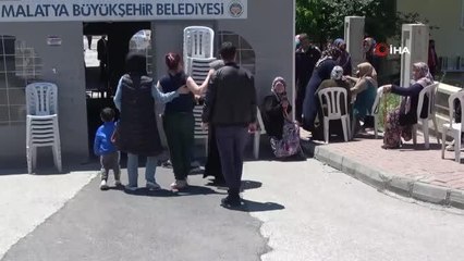 Son dakika haber! Babasını öldüren çocuk keşif için olay yerine getirildi, evin önünde gerginlik yaşandı