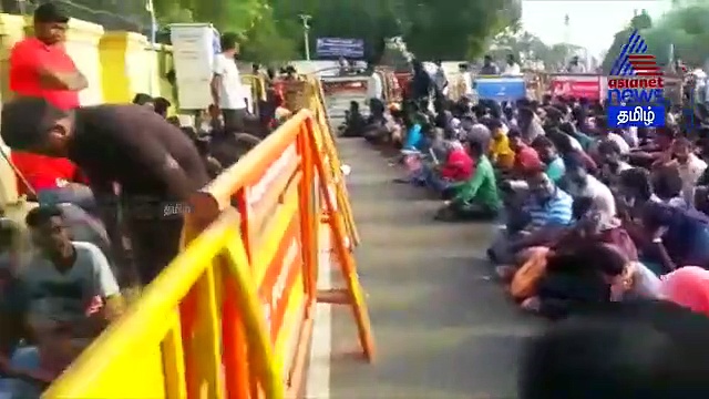 ஐபிஎல் ரசிகர்களுக்கு வந்த சோதனை...! டிக்கெட் எடுக்க சுட்டெரிக்கும் வெயிலில் ரோட்டில் காத்திருந்த வீடியோ காட்சி!!