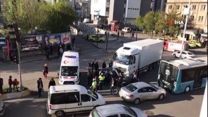 Şeridini takip etmeyen sürücü kamyona çarptı