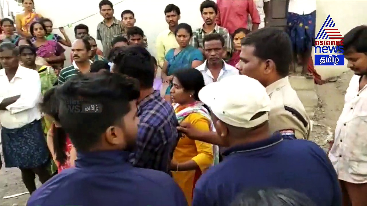 கள்ளக் காதலிக்கு மனைவி கொடுத்த பளார் பளார்..! வெளுத்து வாங்கி காரித்துப்பிய வீடியோ..