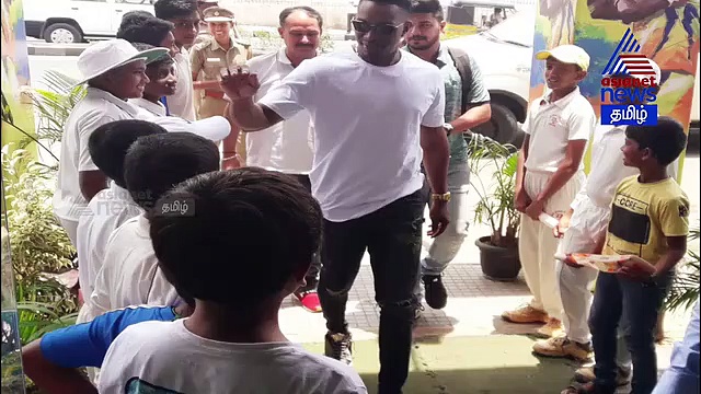 வாங்கி வாங்கி கையெழுத்திட்ட பிராவோ..! ரசிகர்களை கவர்ந்த மாஸ் வீடியோ..