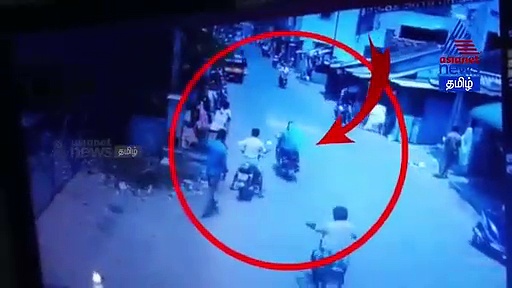 சாலையில் விளையாடிக் கொண்டிருந்த குழந்தை கடத்தல்..! சிக்கிய மர்ம நபர்கள் சிசிடிவி காட்சி..