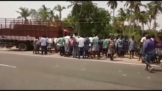 லாரியும் காரும் நேருக்கு நேர் மோதல்... கரூரில் நடந்த பரிதாபம் வீடியோ..