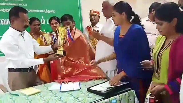 இன்டர்நேஷனல் டென்னிசில் கலக்கப்போகும் சிறுவன்.. வாழ்த்துக் கூறி வழியனுப்பி வைத்த கரூர் மாவட்ட ஆட்சியர்..!