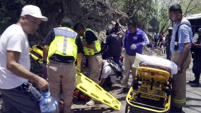 Brutal choque de frente entre dos unidades de camiones Medina | CPS Noticias Puerto Vallarta
