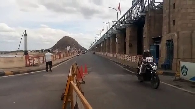 70 రోజుల తర్వాత తెరుచుకున్న ప్రకాశం బ్యారేజ్ (వీడియో)