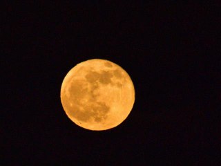 Ahlat'ta kartpostallık dolunay manzarası