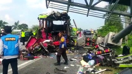 Download Video: Acidente com ônibus deixa mortos e feridos na Indonésia