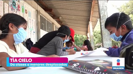 Artesana enseña lectura y redacción a niños desplazados por la violencia en Oaxaca