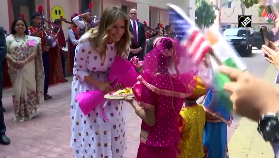 గవర్నమెంట్ స్కూల్ విద్యార్థులతో మెలానియా ట్రంప్ సందడి (వీడియో)