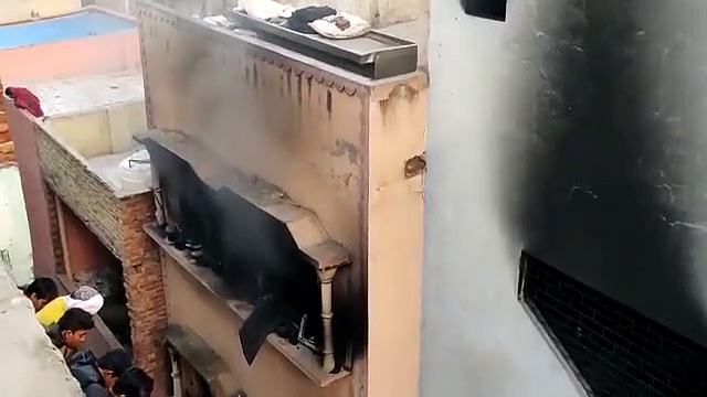 delhi fire: చూస్తుండగానే..  మాంసపు ముద్దలుగా మారిన మనుషులు..