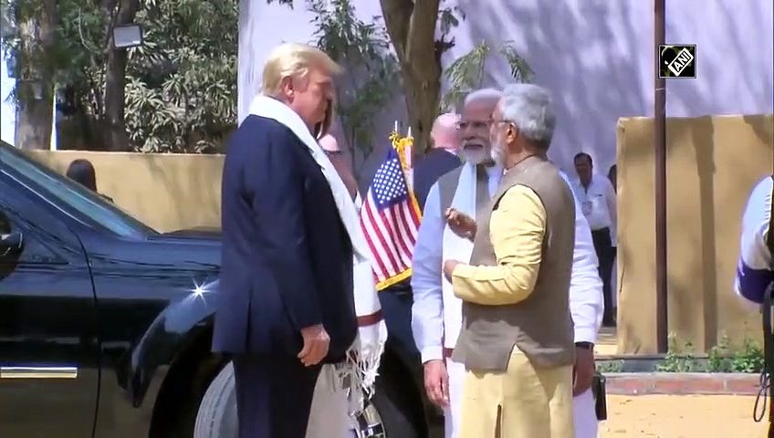 గాంధీ గారి మూడు కోతుల బొమ్మ... ట్రంప్ ఫిదా