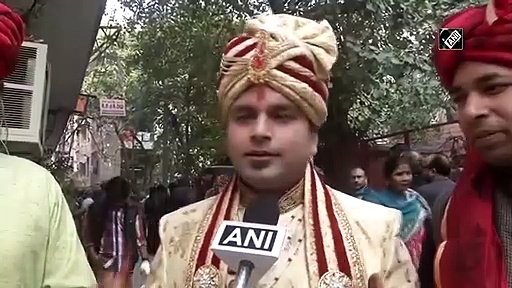 వీడియో : పెండ్లి బట్టలతో పోలింగ్ బూత్ కు..ఓటు వేశాకే పెళ్లి...