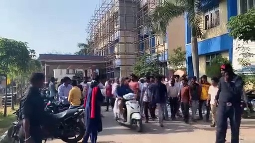 Video: స్కూటీపై కరీంనగర్ ఎంపీ బండి సంజయ్...కార్యకర్త కోసం