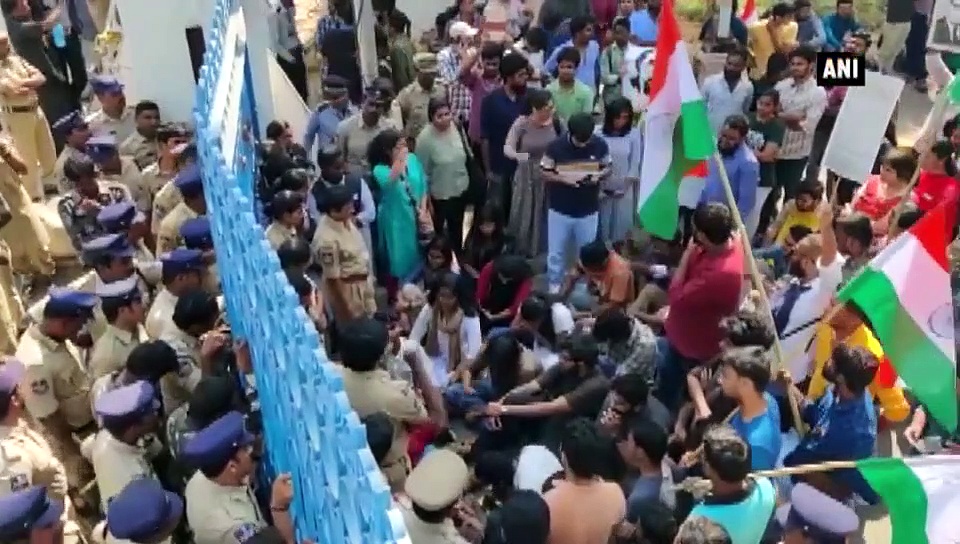 పోలీసుల అదుపులో హైదరాబాద్ యూనివర్సిటీ విద్యార్థులు : పౌరసత్వ వ్యతిరేక నిరసనలు