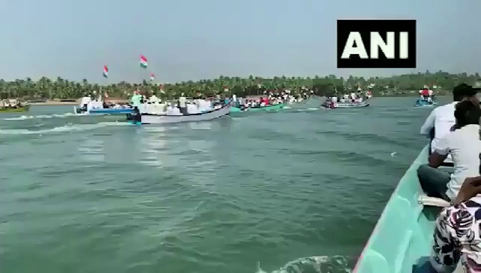 పౌరసత్వ సవరణ చట్టం : నిరసన తెలపడానికి బోటులో ప్రయాణం...