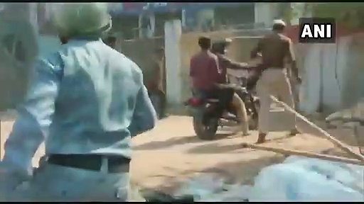 బీహార్ : పోలీసు పరీక్ష రాయడానికి వచ్చి..పోలీసుల చేతిలోనే తన్నులు...