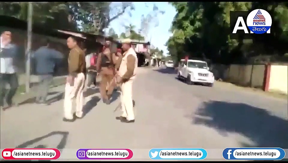 నల్లజెండాలతో ముఖ్యమంత్రి కాన్వాయ్ ని అడ్డుకున్న విద్యార్థులు