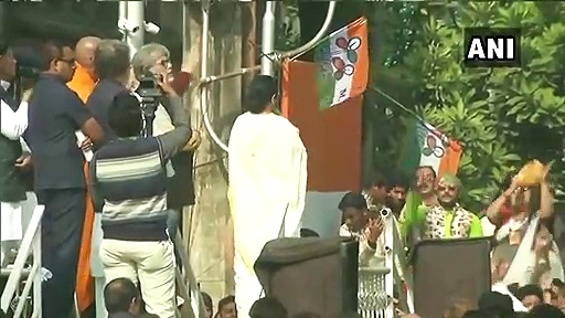 Mamata Banerjee : నీ ఆటలు ఇక్కడ చెల్లవూ..చెల్లవూ..వెనక్కి తీసుకో...