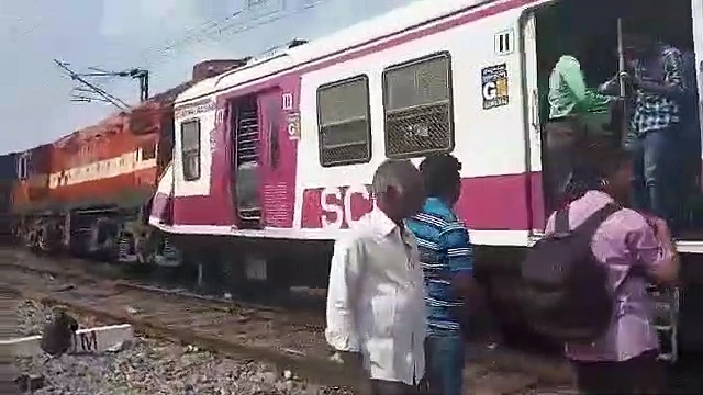 MMTs train accident : ఇంటర్ సిటీ ఎక్స్ ప్రెస్ ను ఢీ కొట్టిన ఎంఎంటీఎస్ రైలు