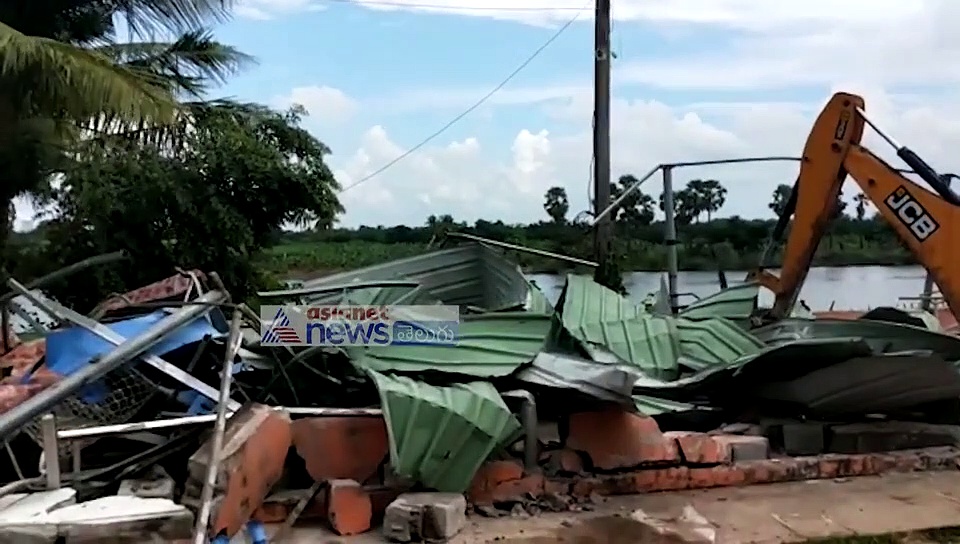 కరకట్ట వెంటున్న అక్రమనిర్మాణాల కూల్చివేత (వీడియో)