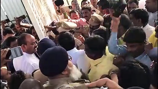 AP Assembly : సచివాలయం ముందు బైఠాయించిన చంద్రబాబు...