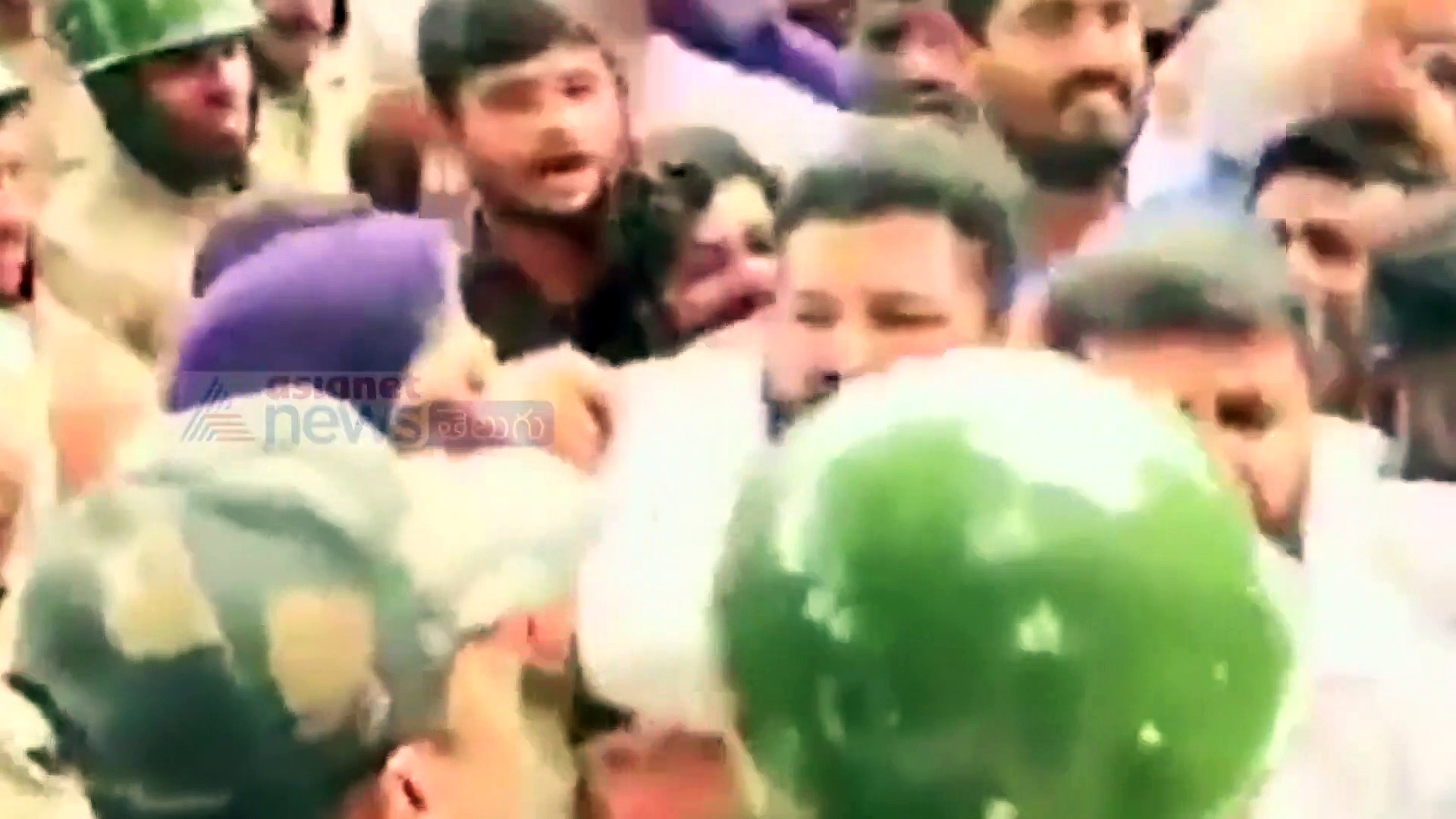 కర్ణాటక క్రైసిస్: అపార్టుమెంటు వద్ద ఆందోళన, చూడండి (వీడియో)