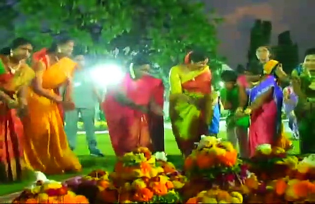 రాజ్‌భవన్ లో బతుకమ్మ సంబరాలు... ఆడి పాడిన గవర్నర్ తమిళిసై