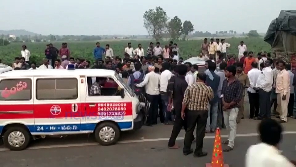 video:కృష్ణా జిల్లాలో ఘోర రోడ్డుప్రమాదం... లారీ, కారు ఢీ, ముగ్గురి మృతి