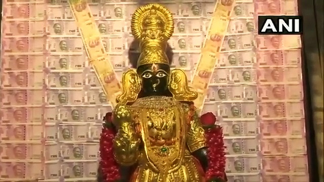 నాలుగుకిలోల బంగారంతో అమ్మవారి అలంకరణ(వీడియో)