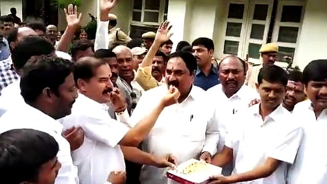 Huzurnagar election results video : గెలుపు సంబరాల్లో వరంగల్ టీఆర్ ఎస్  నేతలు