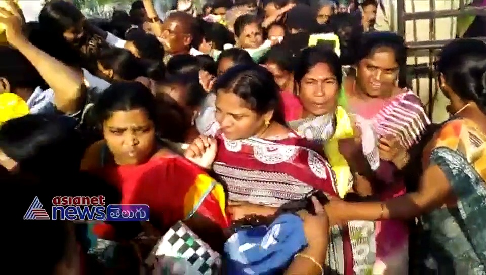 OnionPrice : ఉల్లికోసం తొక్కిసలాట...