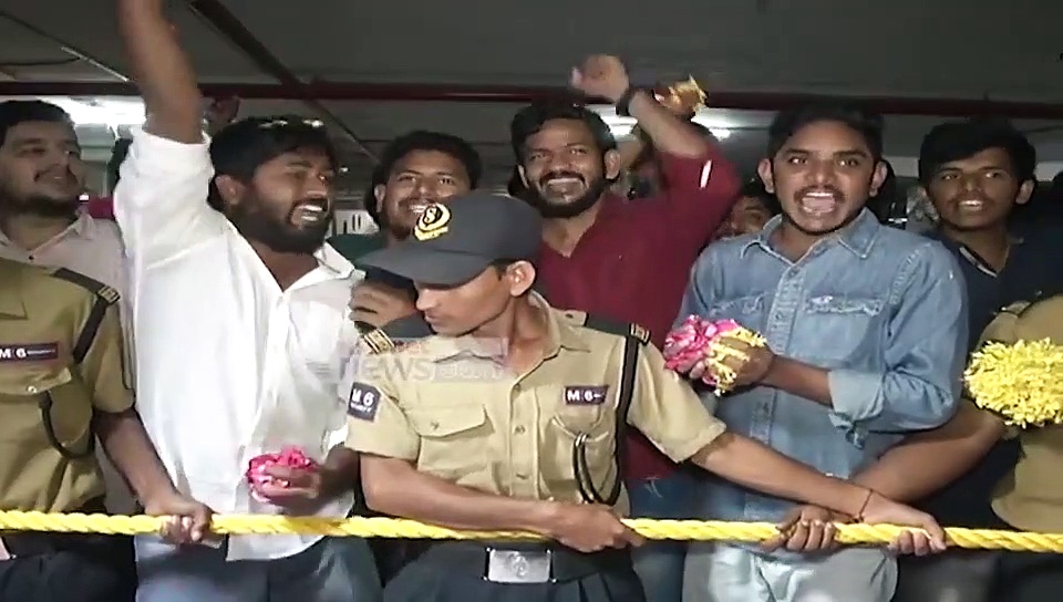 మహేష్ మల్టిప్లెక్స్ లో సాహో సినిమా చూసిన ప్రభాస్ (వీడియో)