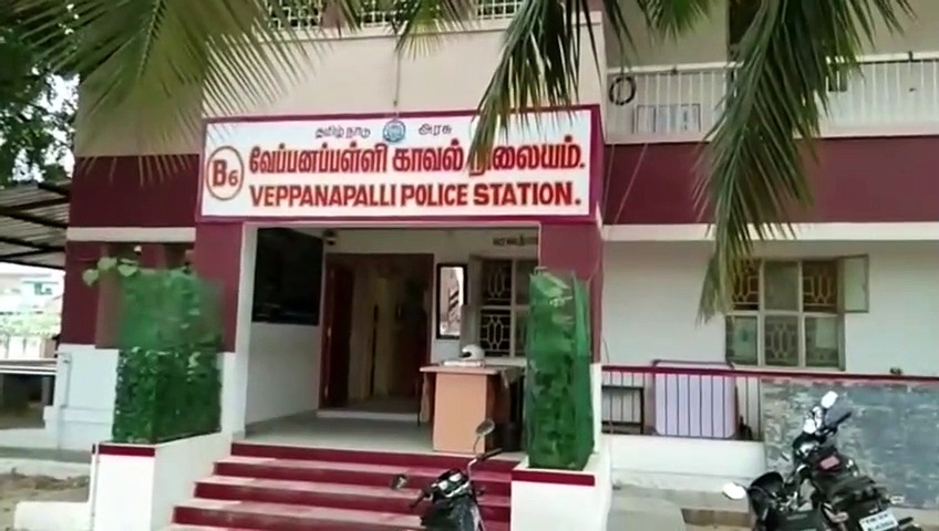 కారు  పార్క్ చేసి  అలా వెళ్ళాడో లేదో అంతలోనే...