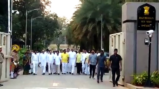 video: మీడియా స్వేచ్చను కాపాడండి... గవర్నర్ కు చంద్రబాబు ఫిర్యాదు