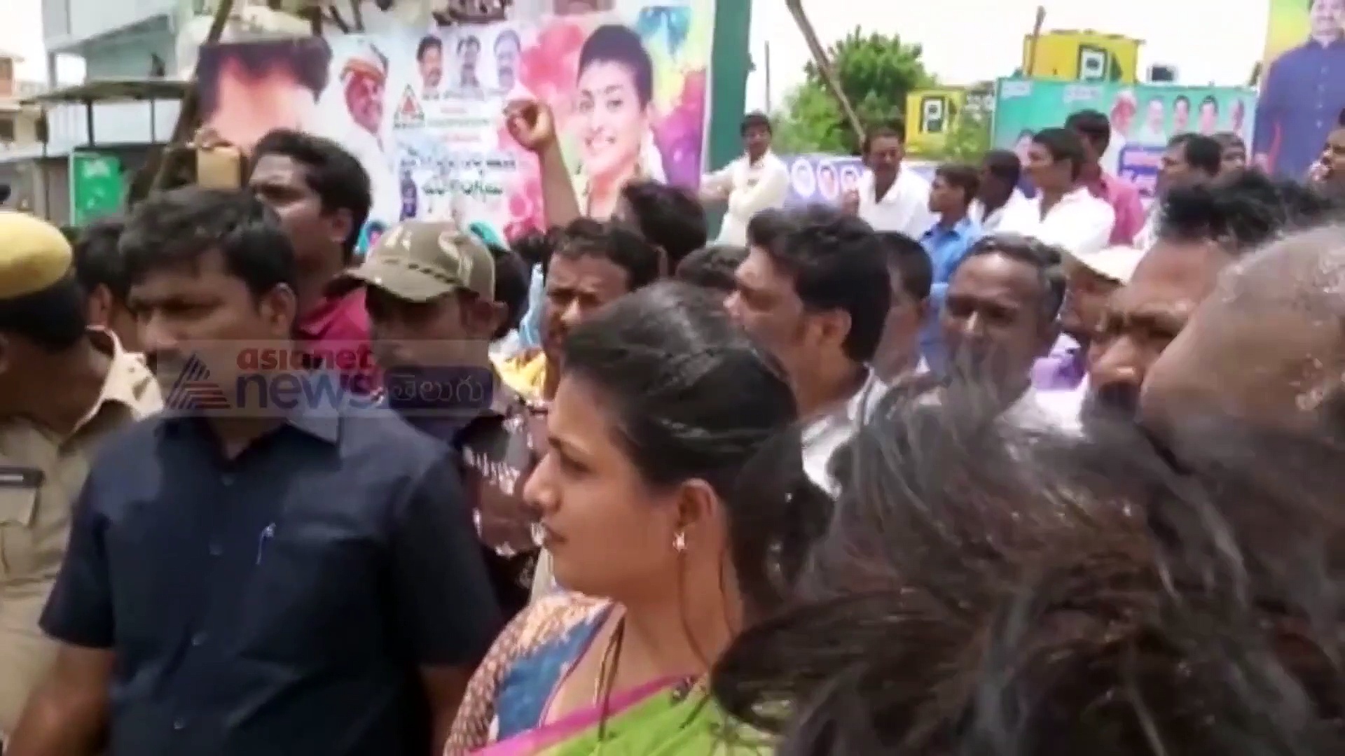 కేసీఆర్‌‌ కు రోజా ఘన స్వాగతం(వీడియో)